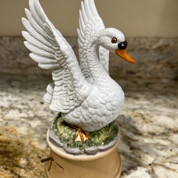 RARE - SHAFFORD
PORCELAIN BISQUE MUSIC
BOX: SWAN / GONE WITH THE WIND - VINTAGE - Picture 3 of 8
